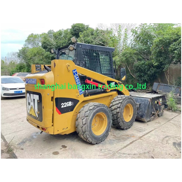 продавец подержанного мини-погрузчика Cat 226