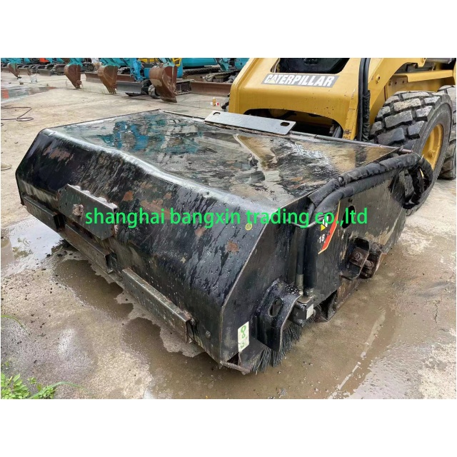 продавец подержанного мини-погрузчика Cat 226