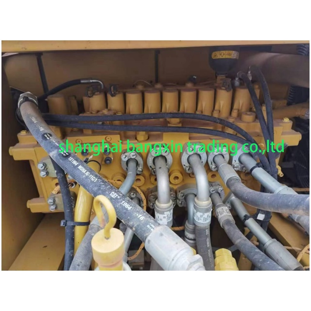 Продавец подержанных экскаваторов Cat326